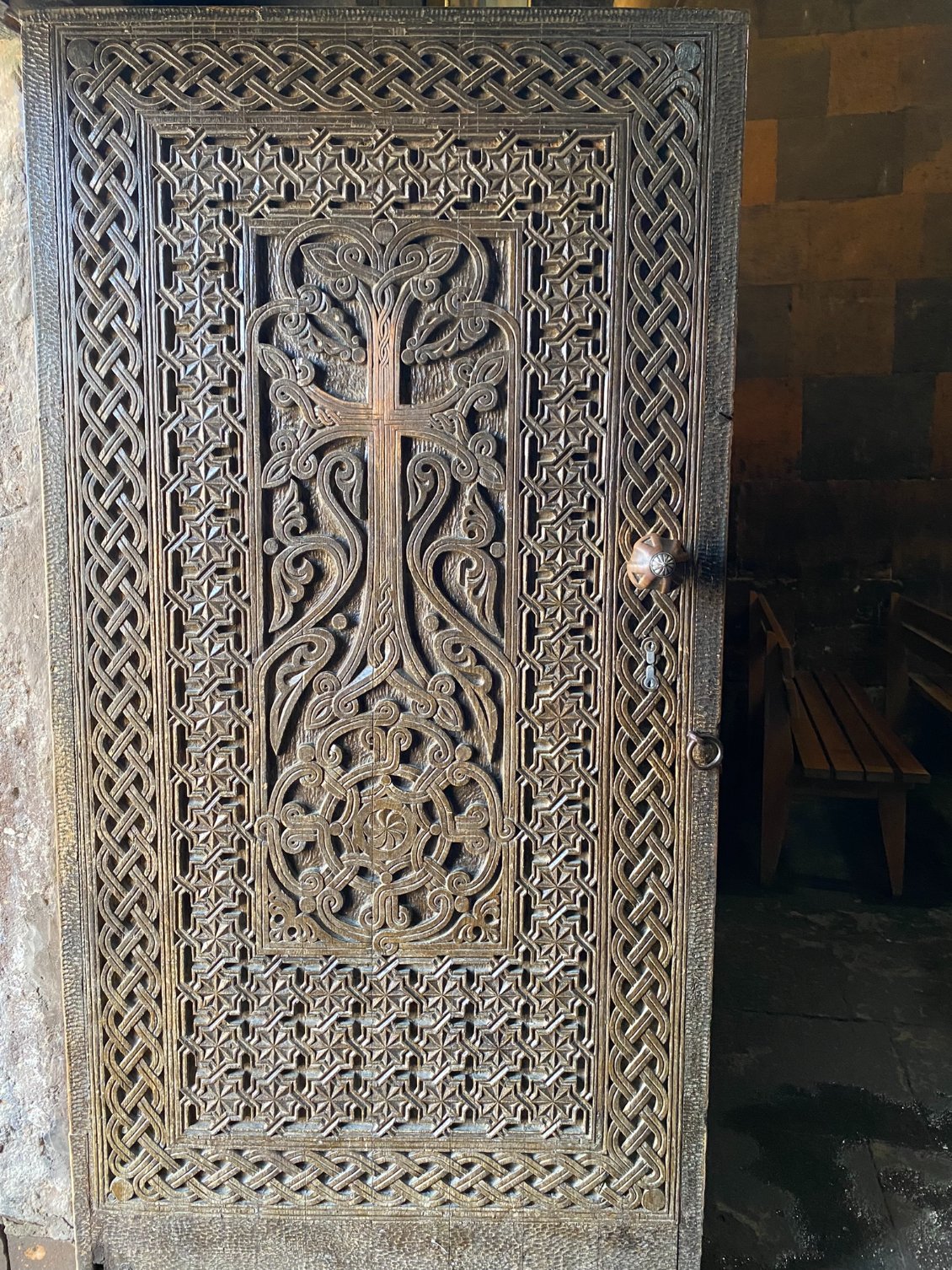 Porte sculptée à l'entrée d'une église