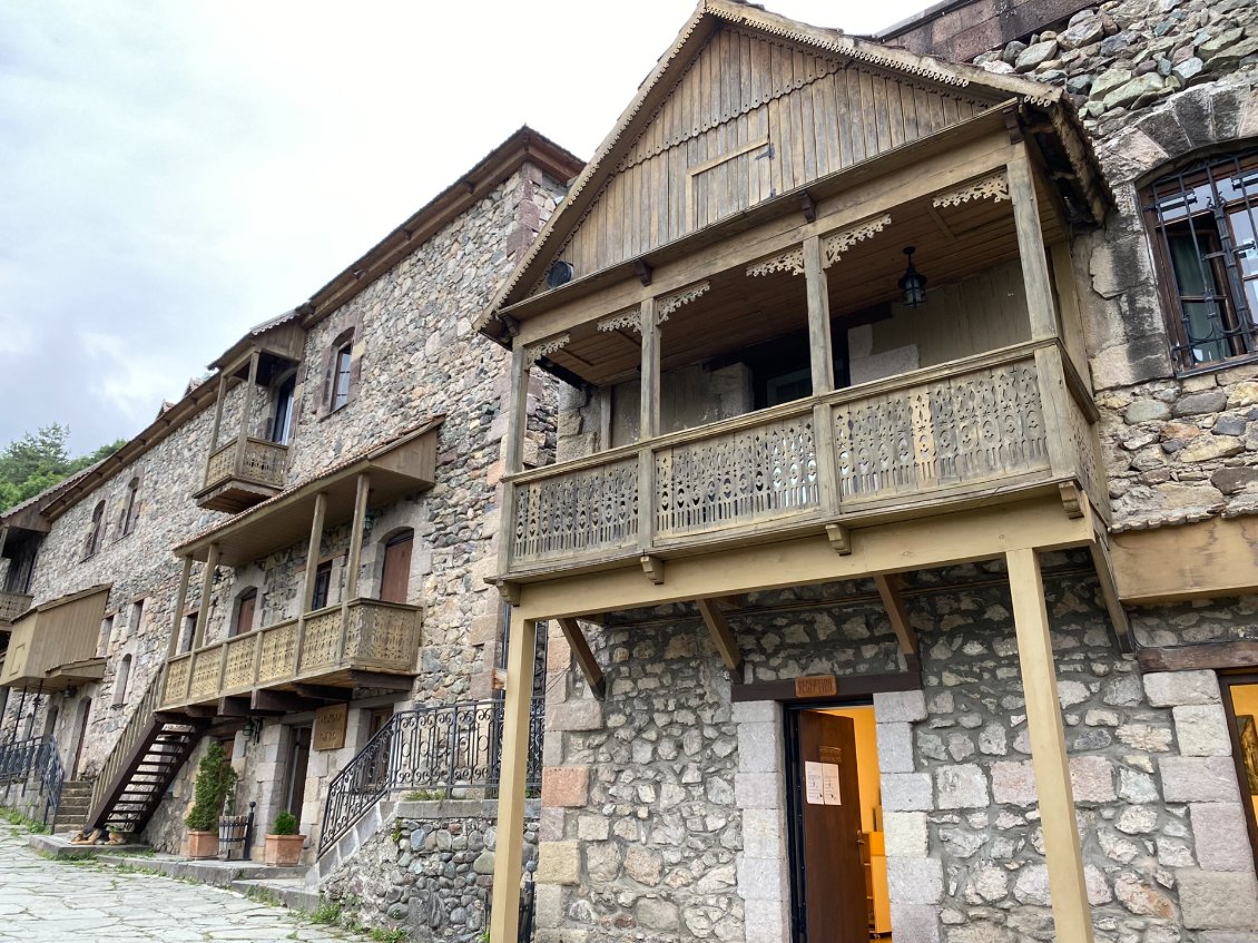 Dilijan, le vieux quartier. Très belles maisons à balcons de bois